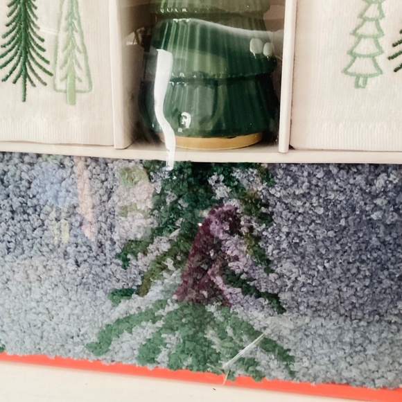 Merry Moments Holiday Bathroom Set 4pc Rug Towels Lotion Dispenser Christmas Dec - Picture 6 of 14